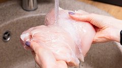 Онищенко: Мыть сырую курицу перед приготовлением не опасно