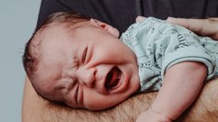 Колики у новорожденных: что это, какие опасности могут быть и как помочь