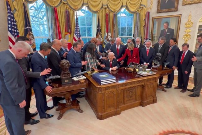 Молитва в Овальном кабинете