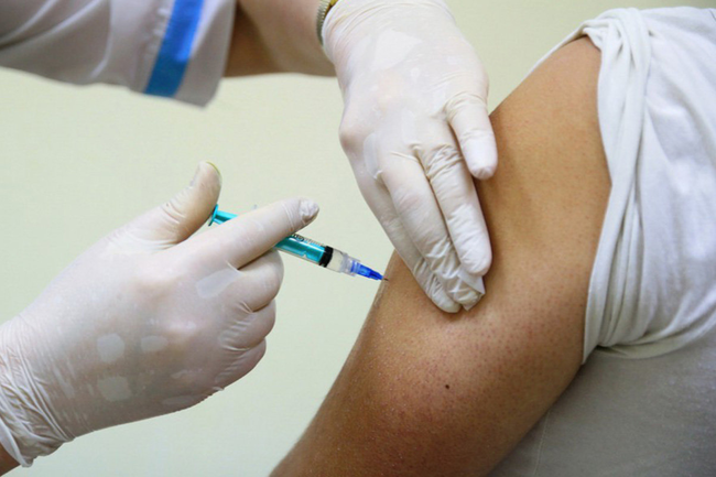 Жителям Тюмени начали ставить прививки от энцефалита