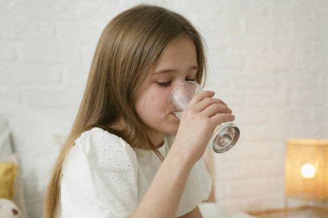 вода стакан воды пить напиток ребенок детство жажда