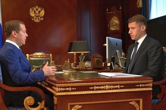 Александр Плутник отчитывается перед Дмитрием Медведевым