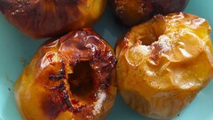 Печёные яблоки с творогом и орехами: начинка, которая не вытекает