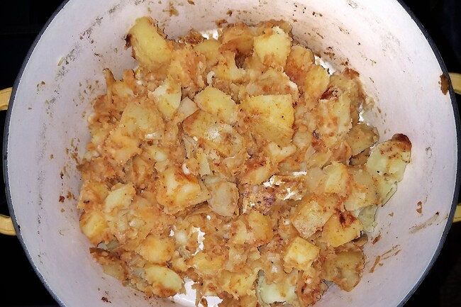 Картофель, приготовленный на сковороде. Тематическая иллюстрация.