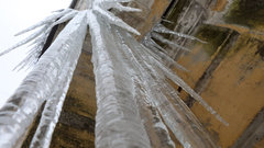 На россиянку обрушилась большая ледяная глыба с крыши