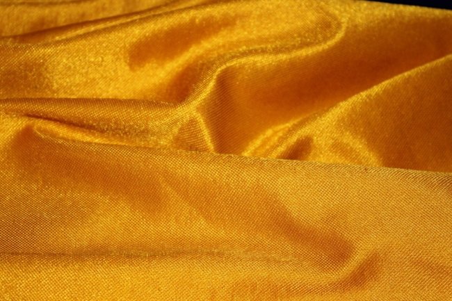 желтая ткань / одежда
