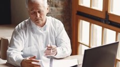 Самый пожилой абитуриент Румынии подал документы в университет в 87 лет