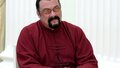 Стивен Сигал сыграл в шахматы с роботом и выиграл шапку-ушанку