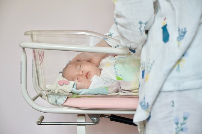 новорожденный младенец малыш ребенок мама материнство родительство семья декрет декретный отпуск роддом перинатальный центр родильный бокс 