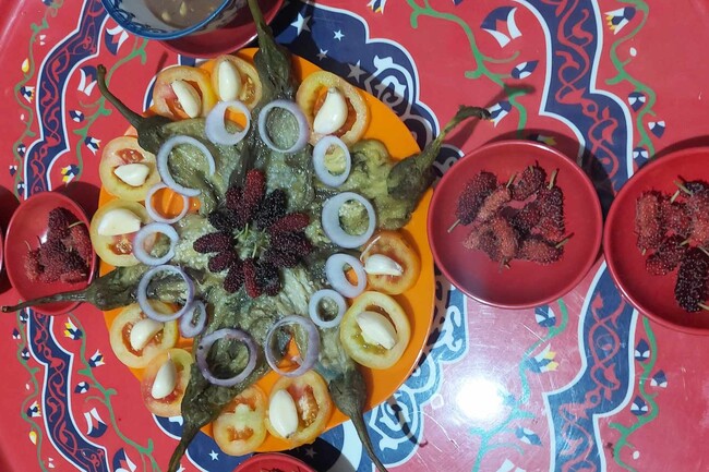 Тёплый салат из баклажанов и перца.
