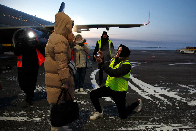 Сотрудник аэропорта Нового Уренгоя сделал предложение возлюбленной у трапа самолёта