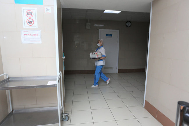 Сургутская больница получила 1000 пар бахил