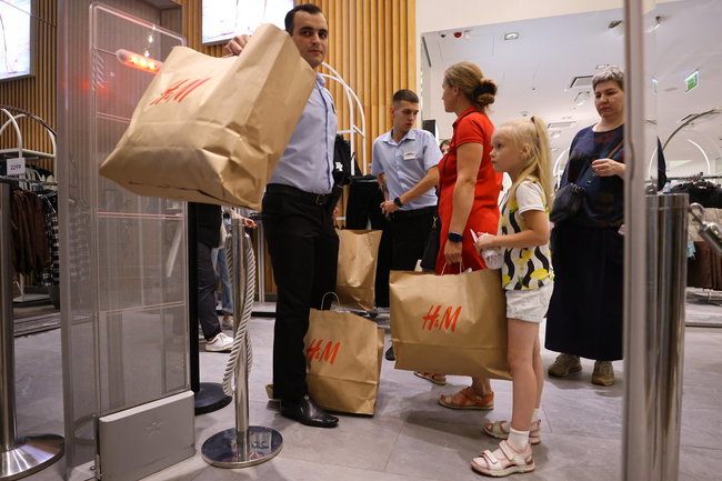 «Похоже, что хочет остаться»: что происходит с H&M в России