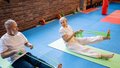 пожилой человек пожилой мужчина пожилая женщина спорт тренировка коврик эластичная лента 
