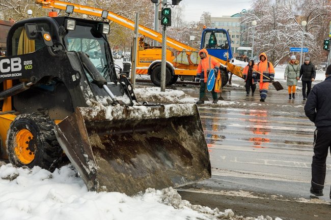 В Нижневартовске продолжается работа по вывозу снега и расчистке «ливневок»