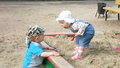 Дети дерутся в песочнице