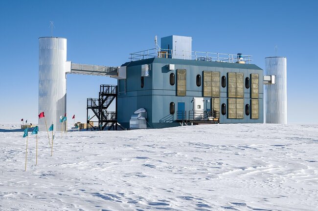 Нейтринная обсерватория IceCube в Антарктиде. Архивное фото Wikimedia Commons.