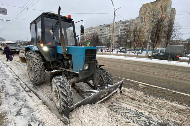 Коммунальщики Чебоксар продолжают устранять последствия снегопада