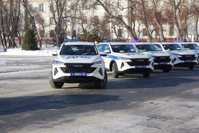 Губернатор Моор вручил сотрудникам тюменской ГИБДД новые авто