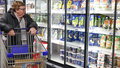 Покупатель в гипермаркете Metro Cash&amp;Carry в преддверии празднования Нового года. Валерий Шарифулин/ТАСС