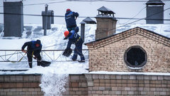 На крыше парковки посольства в Москве обрушилась снежная лавина