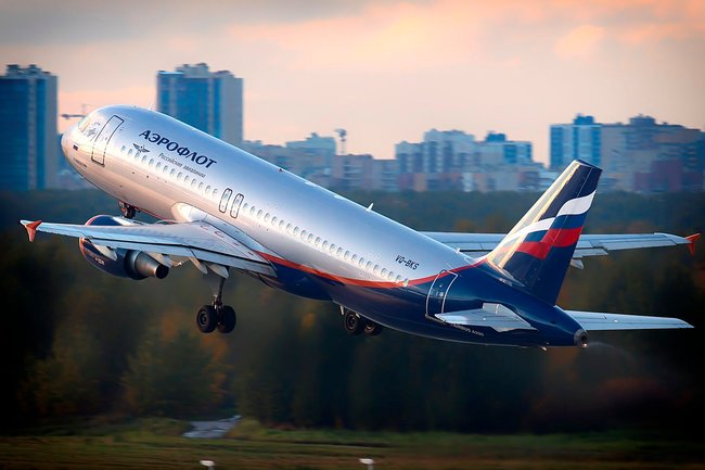 Самолет совершил вынужденную посадку в Новосибирске