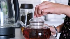 Софья Кованова, диетолог, объяснила, когда лучше прекращать пить крепкий чай перед сном