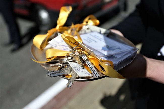 В Сургуте жителям аварийных домов вручили ключи от новых квартир