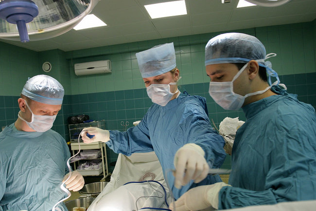 Пациентку с двумя литрами крови в животе спасли врачи в Тюмени