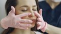 косметолог бьюти процедура лицо нос лоб девушка женщина пластика лица 