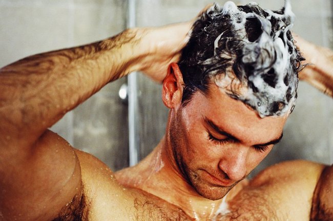 Как правильно мыть голову мужчине