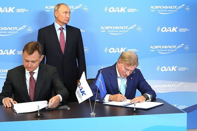 Подписание договора о поставке очередной порции «Суперджетов» «Аэрофлоту». После завершения церемонии глава государства «выразил надежду, что качество поставляемой продукции будет на самом высоком уровне».