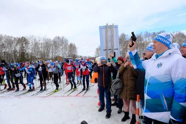 Губернатор Андрей Травников вместе с тысячами жителей региона принял участие в соревнованиях «Лыжня России»