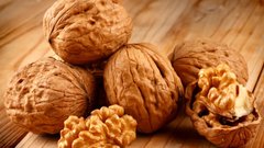 Диетолог рекомендовал включить в новогодние блюда грецкие орехи