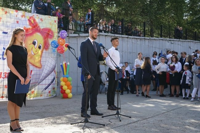 Евгений Стекачев планирует решить проблему переполненных школ своего округа