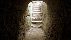 Реставраторы спустились по случайно обнаруженной лестнице и нашли древнюю гробницу