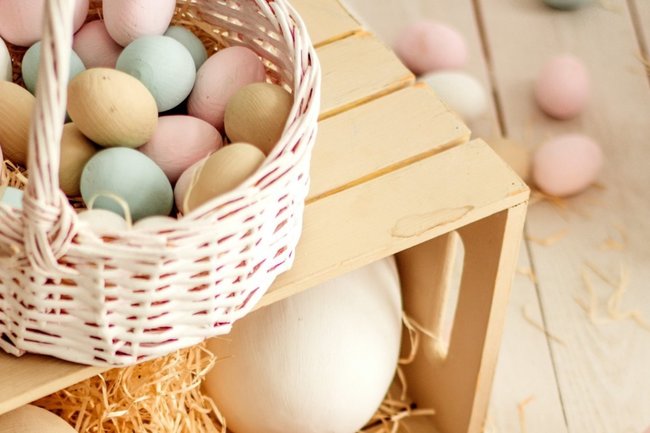 Тульский батюшка рассказал, что яйца нельзя украшать наклейками с ликами святых
