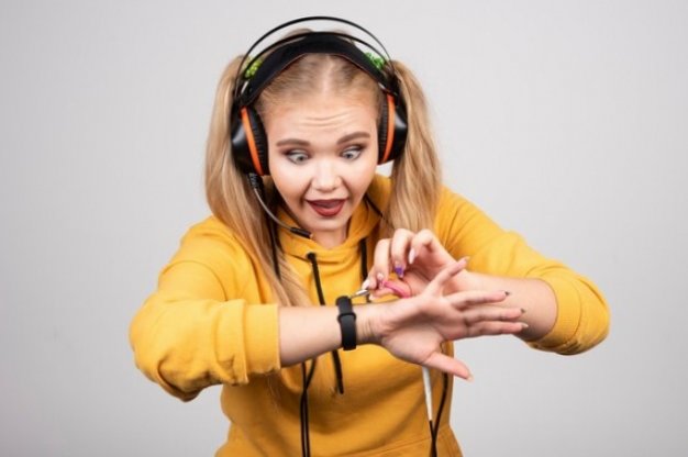 Молодые россияне стали чаще выбирать проводные наушники