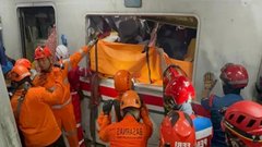 Три человека погибли в результате столкновения поездов в Индонезии