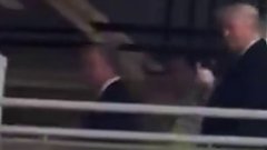 Трамп поругался с рабочим на заводе Ford и показал ему неприличный жест