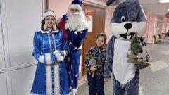 Дед Мороз со Снегурочкой поздравили с наступающими праздниками пациентов новгородского ковидного госпиталя