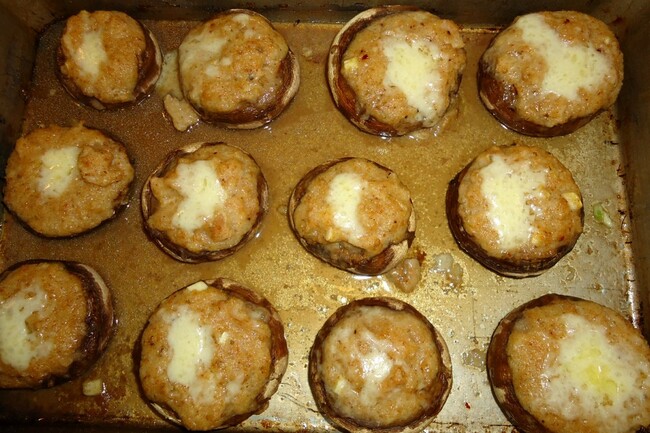 Запечённые шампиньоны с сырной и овощной начинкой.