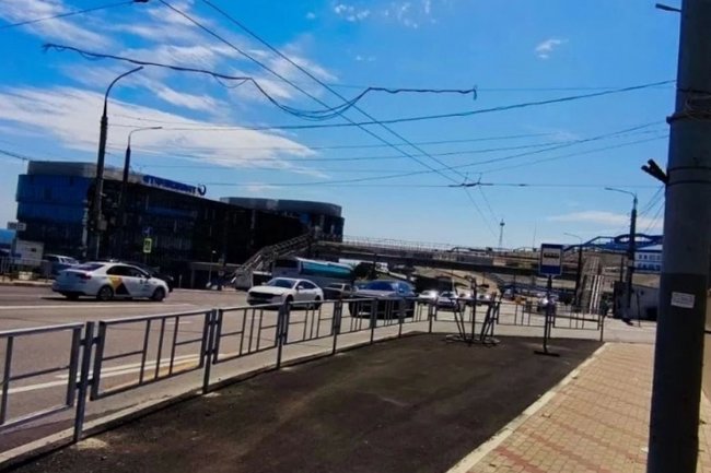 «Больше нет сил терпеть 30-градусную жару!»: жители Новороссийска требуют установить павильон на конечной остановке троллейбуса на Шесхариса