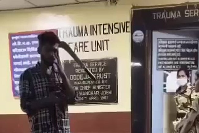 Мужчина доставлен в больницу с торчащим из головы мачете