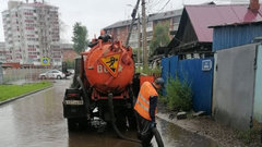 Последствия грозы и дождя устраняют коммунальные службы Иркутска