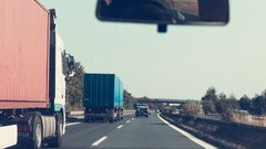 «Приору» смяло об отбойник после удара «КамАЗа» на трассе «Дон»