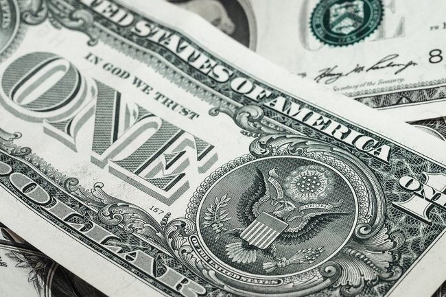 Эксперт объяснил, почему доллар продается дороже, чем по курсу ЦБ