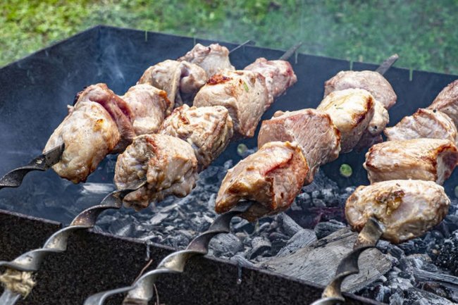 Россияне рассказали о выборе мяса для приготовления шашлыка на природе