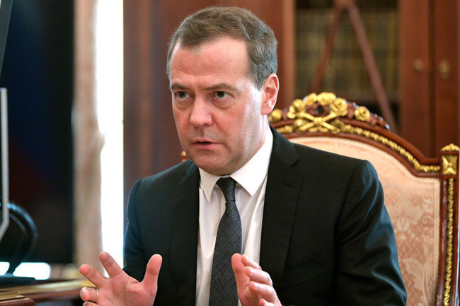 Медведев и врио премьера Армении обсудили протесты в Ереване