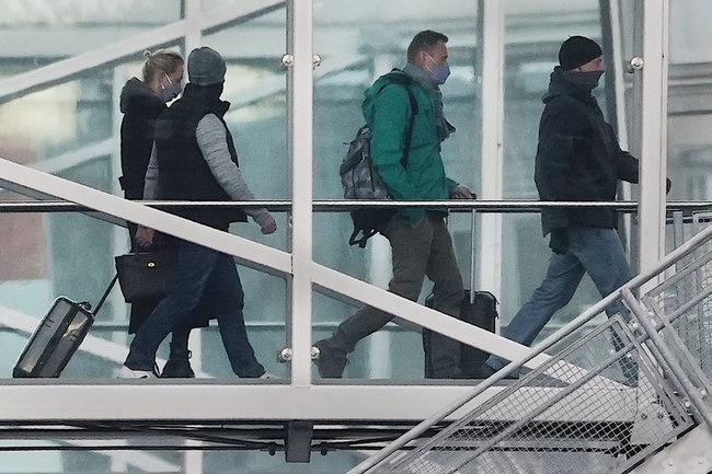 Навального привезли в аэропорт на членовозе